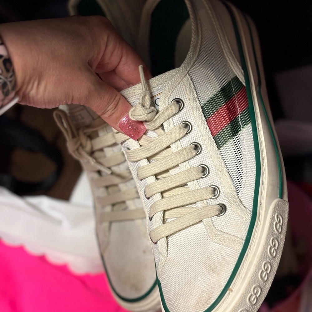 Stylish Beige Sneakers with Green and Red Stripes Authentic Gucci